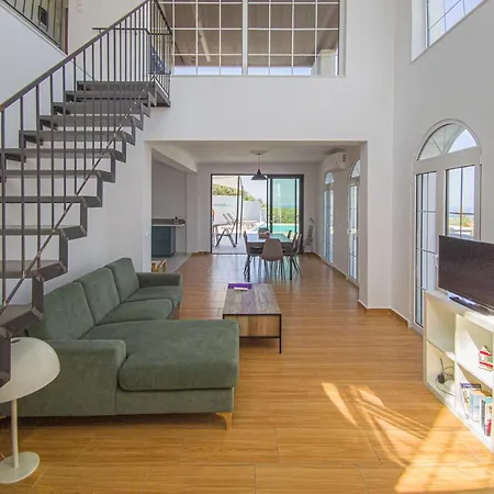 Villa Modern With Infinity Pool Close To The Sea Tavronitis